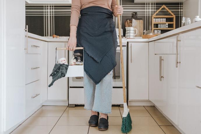 mujer esperando en la cocina